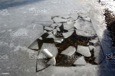 Crack and fall of the ice floe into the water - sound effect