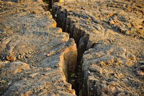 Earth's crust is cracking - sound effect