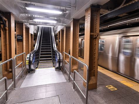 Escalator in the subway - sound effect