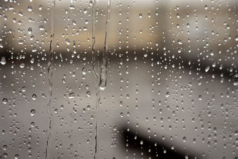 Light rain dripping on the windowsill - sound effect