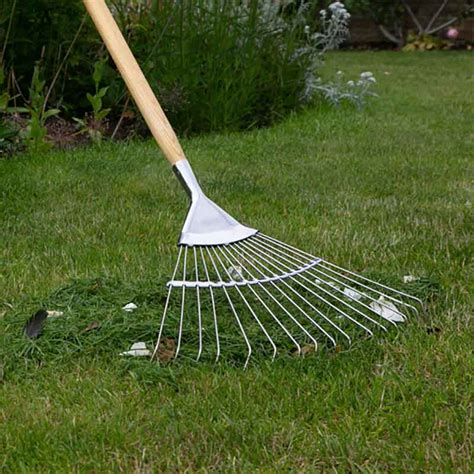 Garden rake - sound effect