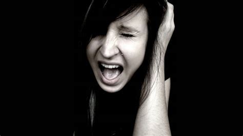 Female scream, stereo effect from left to right - sound effect