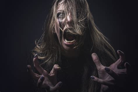 Female scream of horror - sound effect