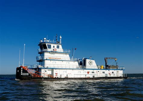 Towboat: engine compartment, two hits in the bell - sound effect