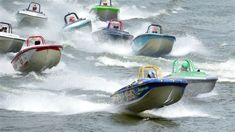 Boat racing: from afar, the waves hit the bow of the boat - sound effect