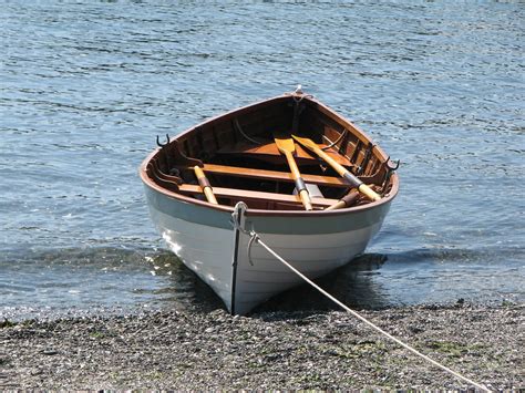 Rowing boat, getting ashore - sound effect