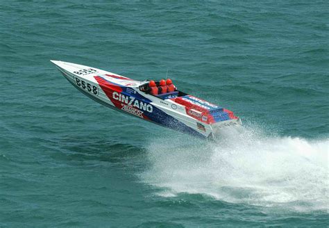 Powerboat: high speed, throttle on approach, stop - sound effect