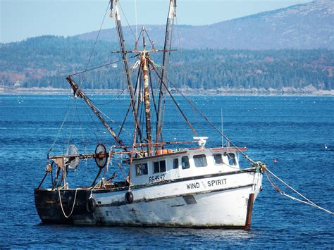 Fishing boat: running the motor, pulling the net out of the water - sound effect