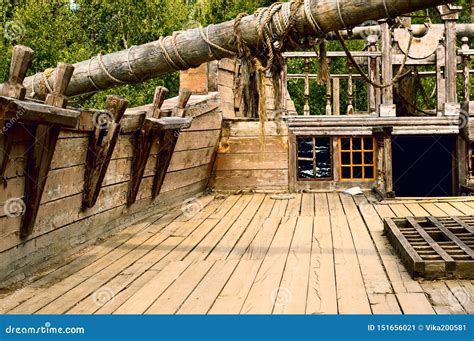 Wooden creaking deck of an old ship - sound effect