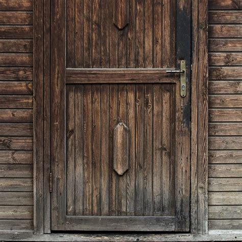 Creaking of a wooden door, with an echo effect - sound effect