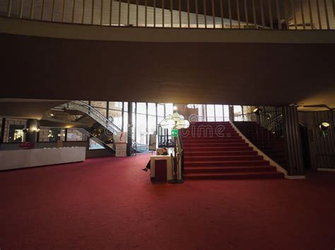 Theater foyer - sound effect