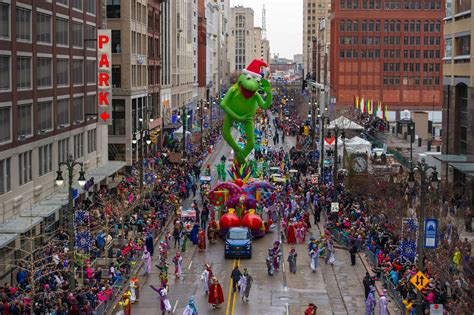 Parade: drums and flute - sound effect