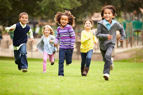 Children: play on the rink, playground - sound effect