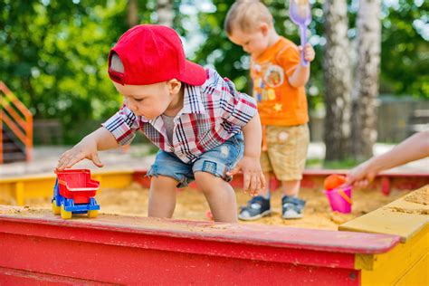 Children play outside (outdoors) - sound effect