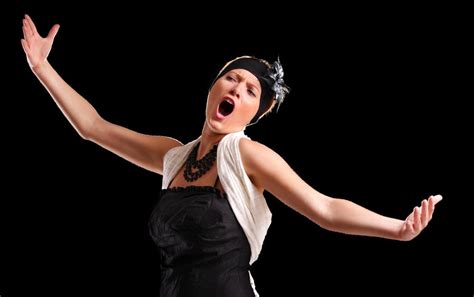 Sound of female operatic singing (2)