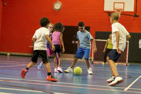 Children play in the gymnasium - sound effect