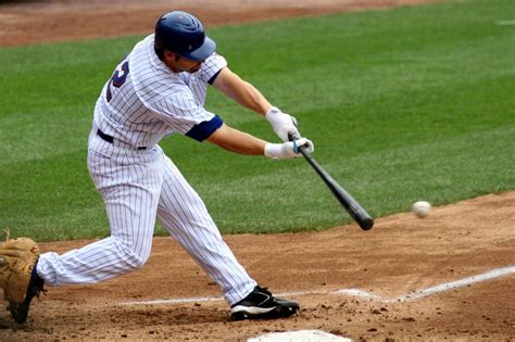 Baseball, hitting the ball - sound effect