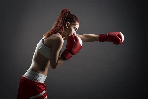 Boxing: punching bag is small, a series of quick punches - sound effect