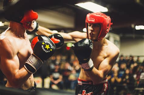 Boxing: spectators shout and make noise, at the end of the gong - sound effect