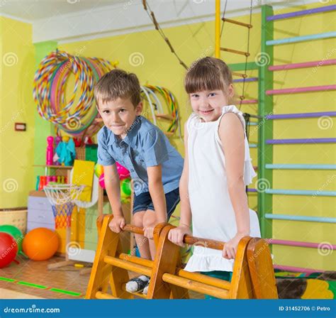 Children playing in the gym (2) - sound effect