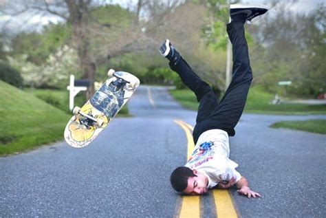 Skateboarding and sudden stop - sound effect