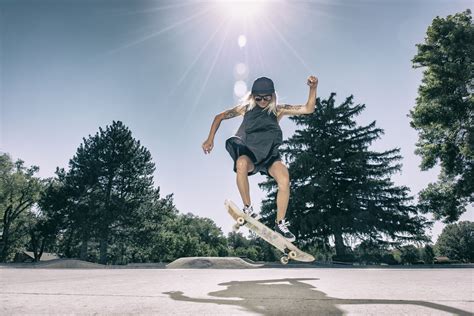 Skateboarding on pavement - sound effect