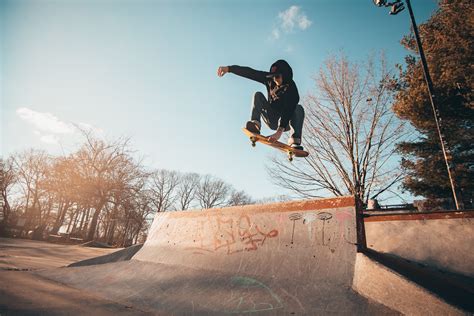 Skateboarding, skateboard jumping - sound effect