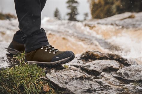 Walking with boots on hard surfaces - sound effect