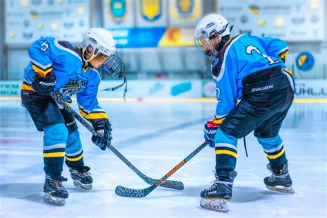 Hockey: playing on the rink - sound effect