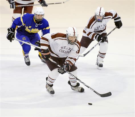 Hockey: click, the puck hits the boards - sound effect