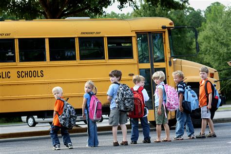 Children on the school bus: general atmosphere - sound effect