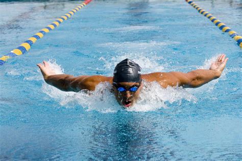 Swimming: children jump into the pool - sound effect