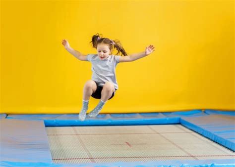 Trampolining (2) - sound effect