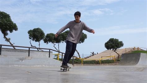 Skateboard turning on asphalt - sound effect