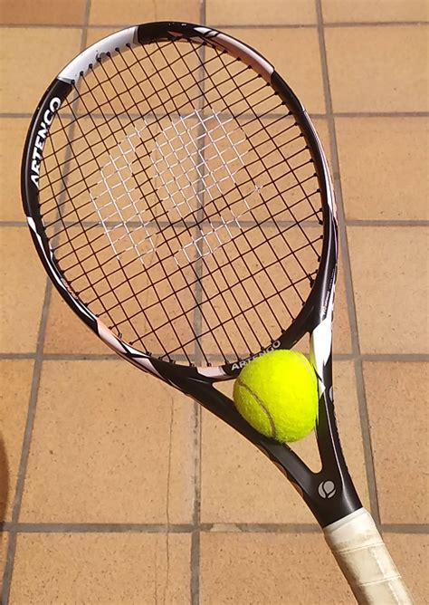 Tennis racket, low kick - sound effect