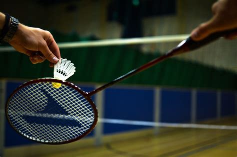 Sound of a badminton game (a game in the hall, conversations in the background)