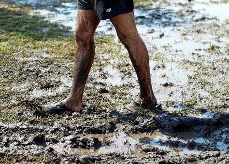 Running in soft shoes in the mud - sound effect