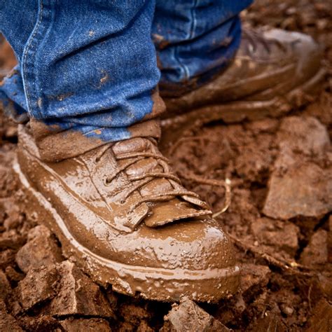 Running in soft shoes in the mud - sound effect