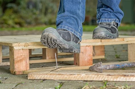 Fast walking on a wooden surface - sound effect