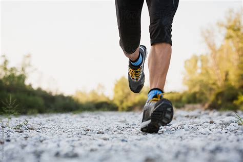 Man running on gravel - sound effect