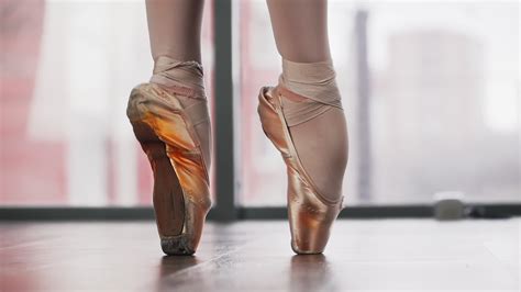 Movement and sound of shoes in the dance - sound effect