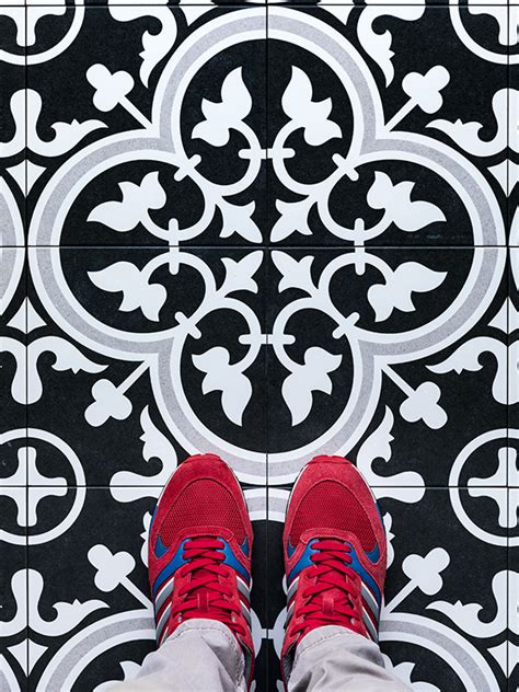 Movement in shoes on tiles - sound effect