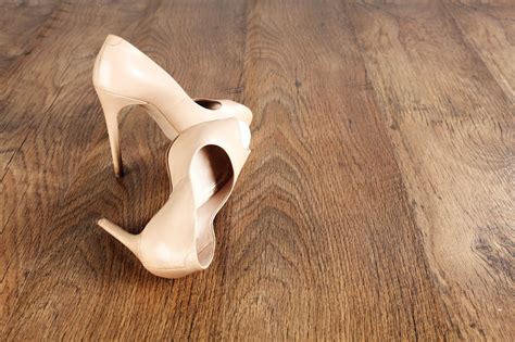 Heels on a wooden surface - sound effect