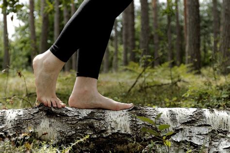 Walking barefoot on a wooden surface - sound effect