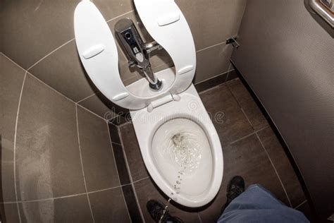 Urinating in the toilet - sound effect