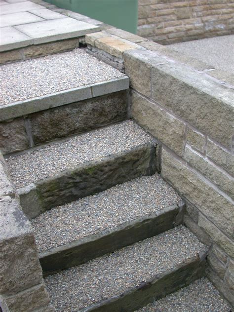 Shuffling steps on gravel - sound effect