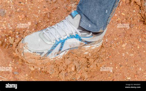 Shoe shuffling in the mud - sound effect