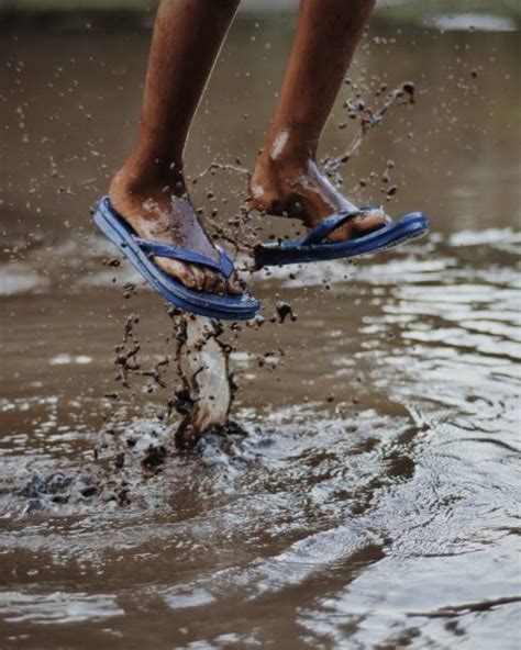 Flip flops in the mud - sound effect