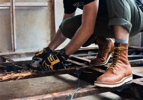 Walking in hard-soled shoes on a wooden floor - sound effect