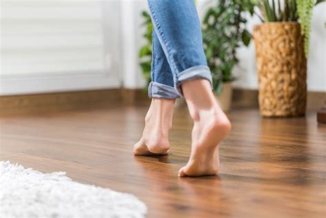 Walking in sandals on wooden floors - sound effect